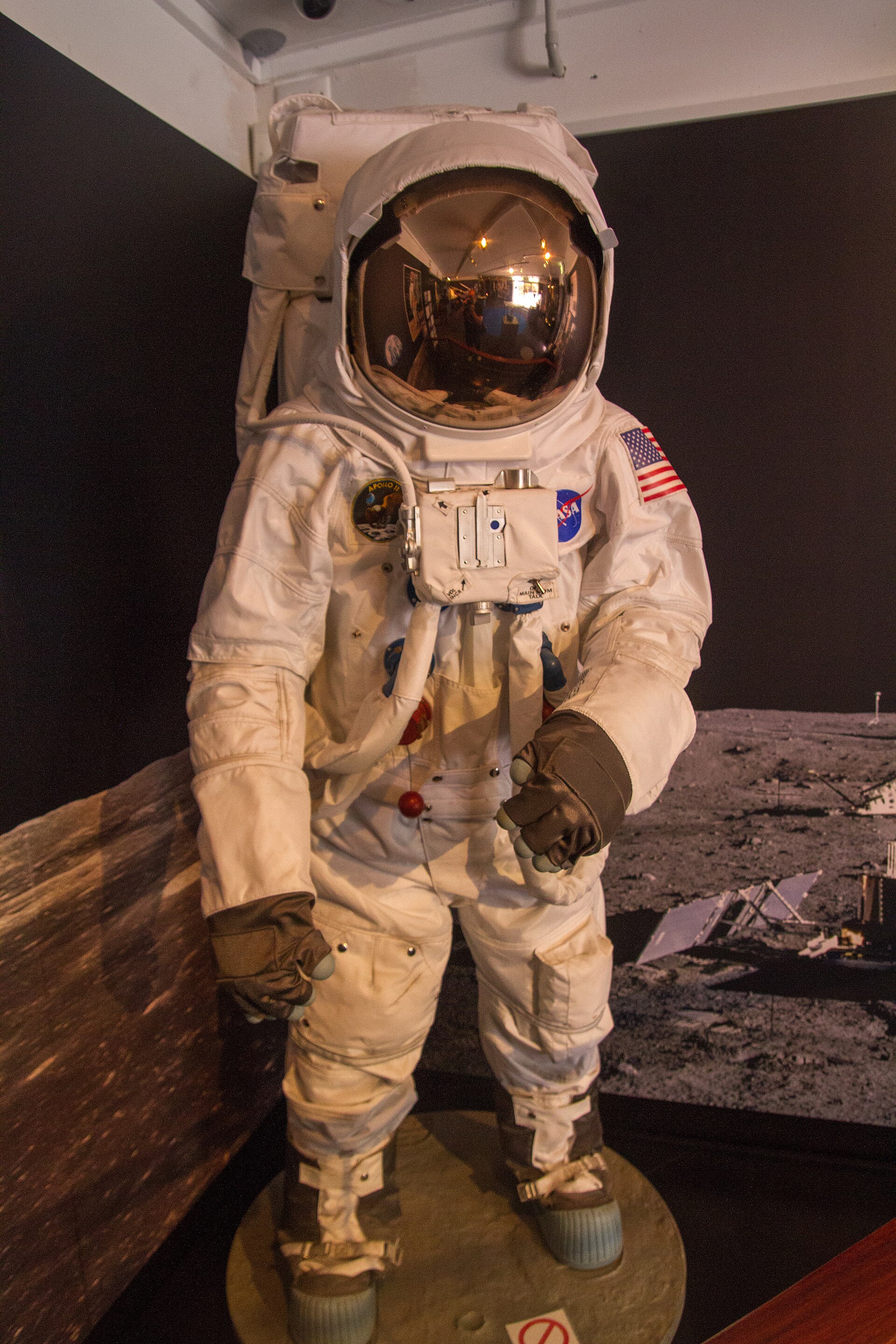 Space Suit At Canberra Deep Space Communication Complex Museum Full HD Wallpaper #3818